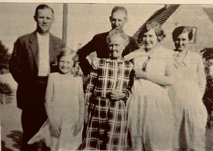 Carolina omgiven av sina tre barnbarn. Längst bak till vänster sonen Albert (Leifs morfar)
